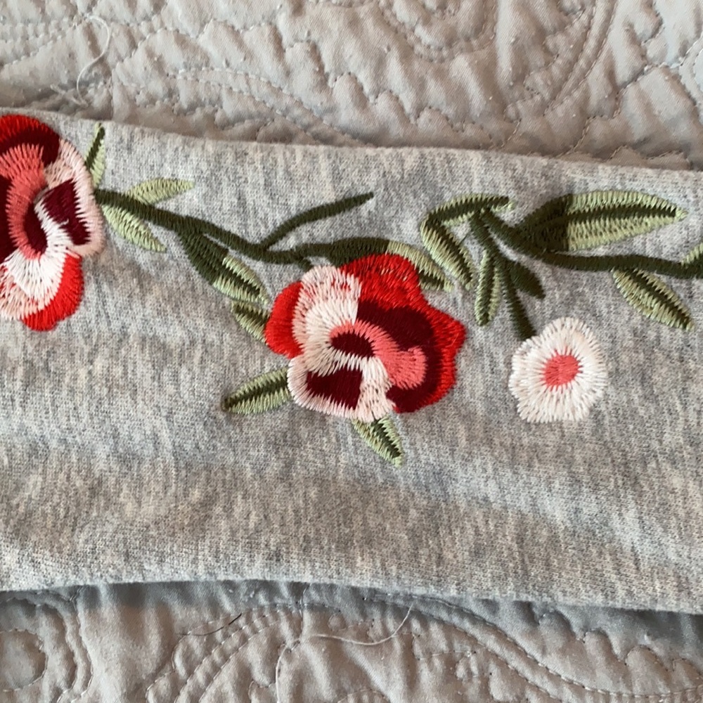 Cropped Sweatshirt - Picture 2 of 4